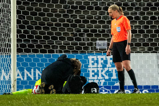 Hammarbys målvakt Anna Tamminen får vård