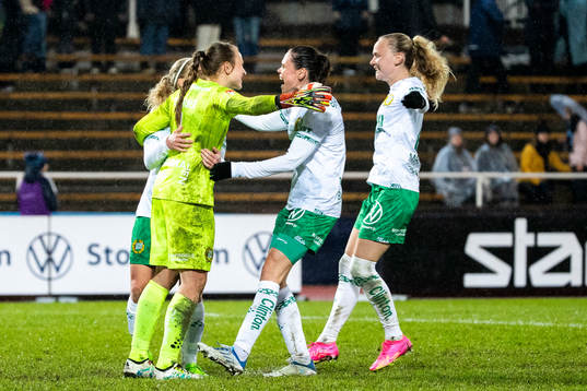 Hammarbys målvakt Anna Tamminen jublar med lagkamrater