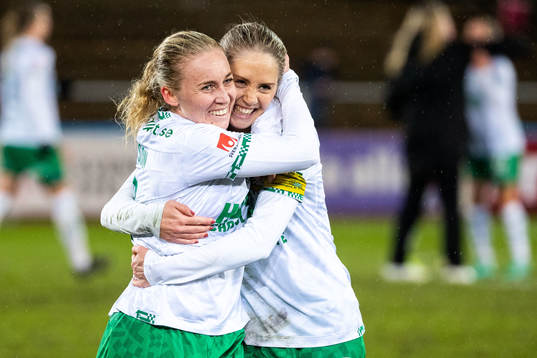 Hammarbys Ellen Gibson och Alice Carlsson jublar