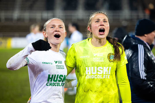 Hammarbys Matilda Vinberg och målvakt Anna Tamminen jublar