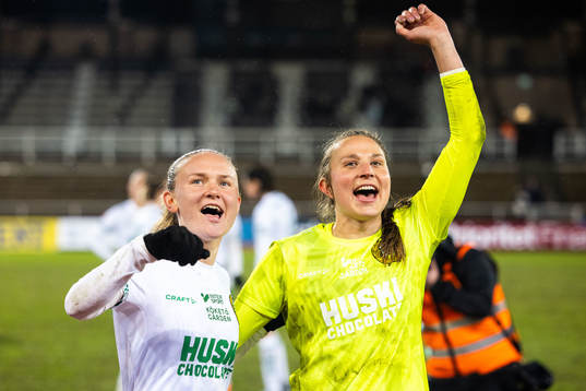 Hammarbys Matilda Vinberg och målvakt Anna Tamminen jublar