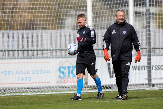 Falkenbergs målvakt Anton Andersson och målvaktstränare