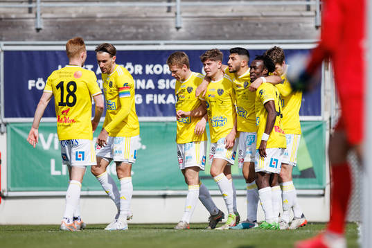Falkenbergs spelare jublar