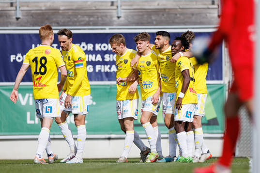 Falkenbergs spelare jublar
