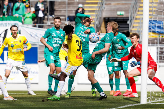 Ljungskiles Otto Ingham får bollen på armen