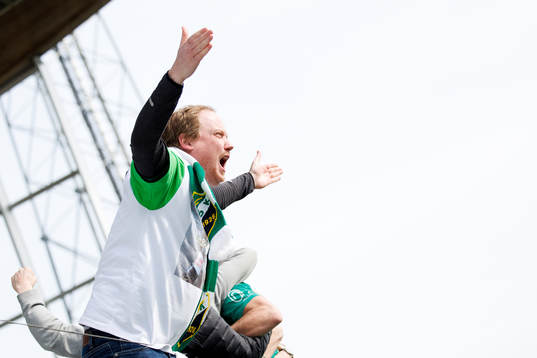 Ljungskiles supporter jublar