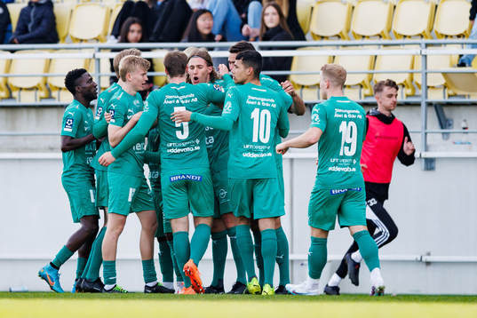 Ljungskiles Jared Odenbeck jublar med laget