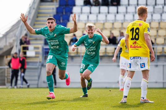 Ljungskiles Aulon Bitiqi och Otto Ingham jublar