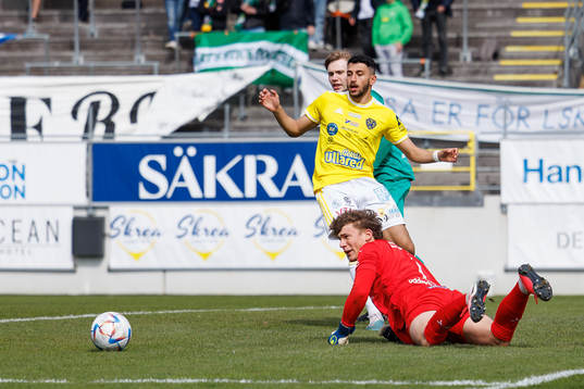 Falkenbergs Leonardo Farah Shahin och Ljungskiles målvakt