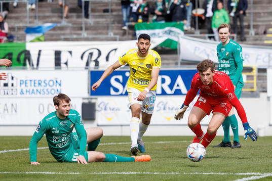 Falkenbergs Leonardo Farah Shahin och Ljungskiles målvakt