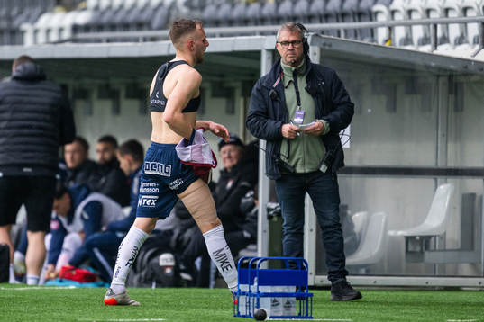Örgrytes Amel Mujanic lämnar plan skadad