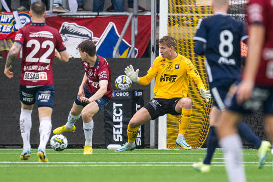 Örgrytes målvakt Mathias Nilsson släpper in 2-1 från