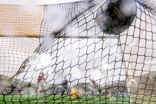 Utsiktens Erik Westermark gör 2-1 bakom Örgrytes målvakt
