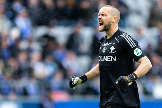 IFK Norrköpings målvakt Oscar Jansson jublar