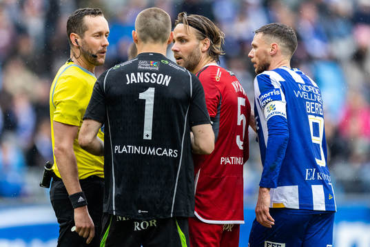 Domare Victor Wolf i diskussion med målvakt Oscar Jansson,