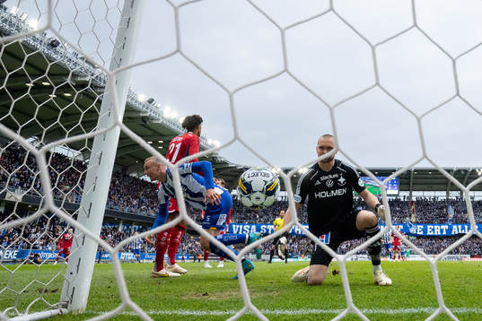 IFK Göteborgs Sebastian Ohlsson skjuter 1-0 i mål bakom