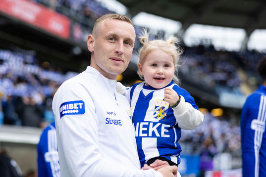 IFK Göteborgs Sebastian Ohlsson på väg ut för line up