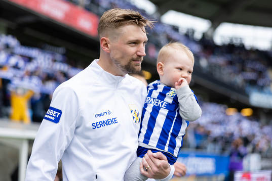 IFK Göteborgs Sebastian Eriksson på väg ut för line up