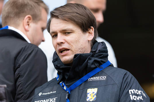 IFK Göteborgs tekniska direktör Ola Larsson på läktaren