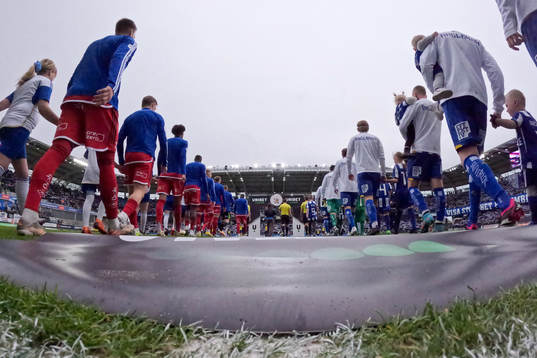 Lagen på väg in för line up innan fotbollsmatchen i