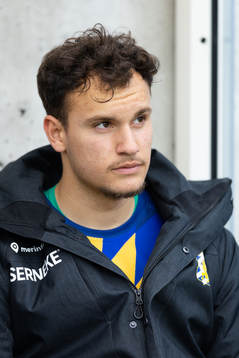 IFK Göteborgs målvakt Elis Bishesari på bänken innan