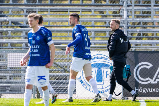 Trelleborgs Mattias Andersson lämnar planen skadad