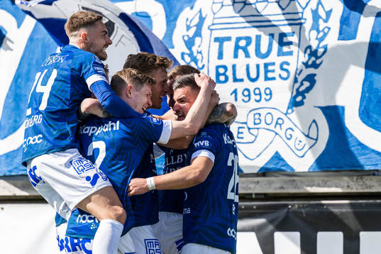 Trelleborgs Haris Brkic jublar med lagkamrater