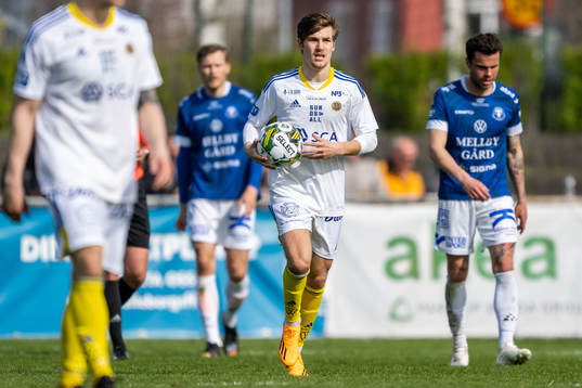 GIF Sundsvalls Johan Bengtsson med bollen