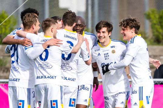 GIF Sundsvalls Johan Bengtsson jublar med lagkamrater