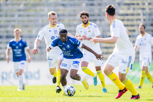 Trelleborgs Henry Offia och GIF Sundsvalls Erik Andersson