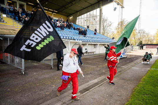 Sjukvårdare går in med vepor från Unibet
