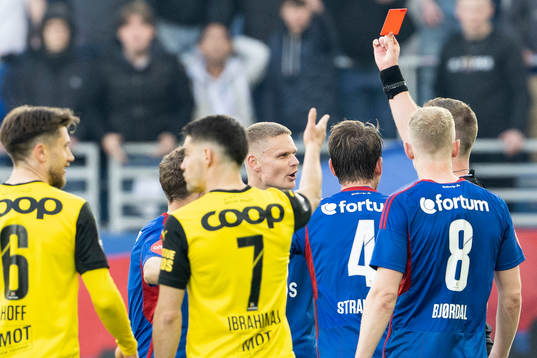 Referee Kristoffer Hagenes shows a red card to Simen