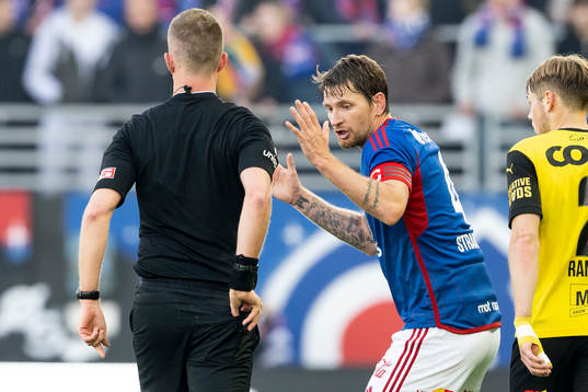 Referee Kristoffer Hagenes and Stefan Strandberg of