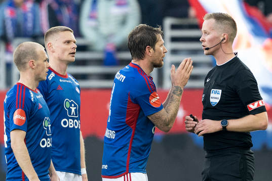Stefan Strandberg of Vålerenga and Referee Kristoffer