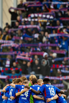 Stefan Strandberg and players of Vålerenga gather in a