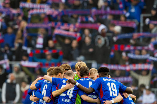 Stefan Strandberg and players of Vålerenga gather in a