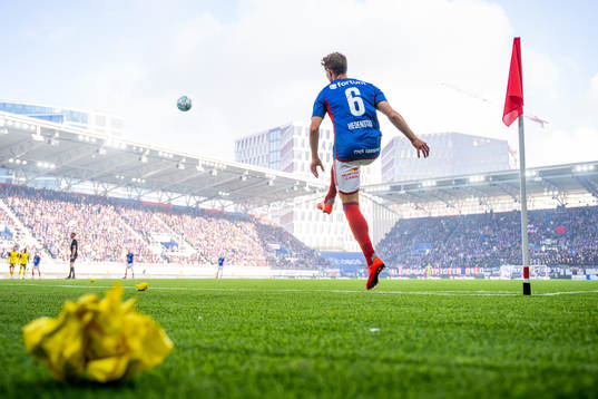 Vegar Eggen Hedenstad of Vålerenga takes a corner kick