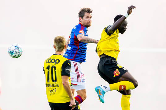 Stefan Strandberg of Vålerenga and Akor Adams of