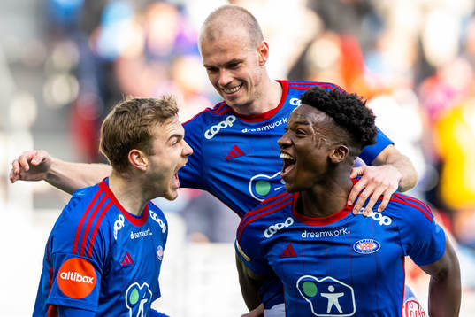 Seedy Jatta of Vålerenga celebrates with teammates Daniel