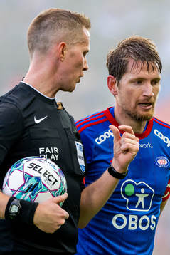 Referee Kristoffer Hagenes and Stefan Strandberg of