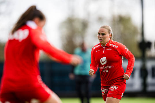 Nanne Ruuskanen of Brann warms up