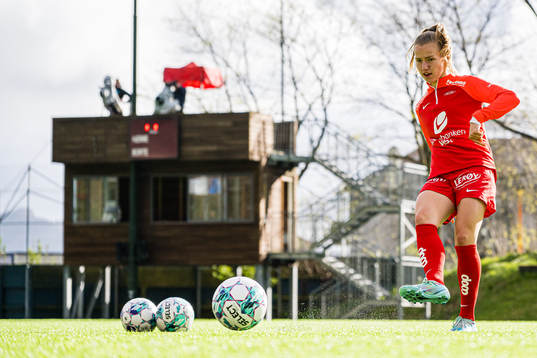 Sara Jane Ritter of Brann warms up
