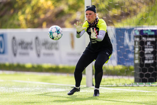 Sandra Stavenes of Brann warms up