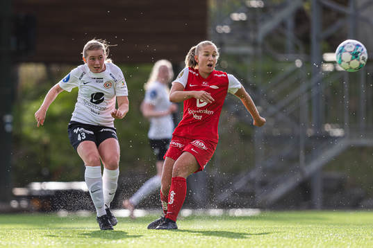 Malin Book Dalsgård of Arna-Bjørnar and Rikke Bogetveit