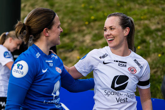 Ida Norstrøm and Stine Hovland of Arna-Bjørnar celebrates