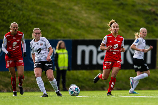 Malin Book Dalsgård of Arna-Bjørnar and Rikke Bogetveit