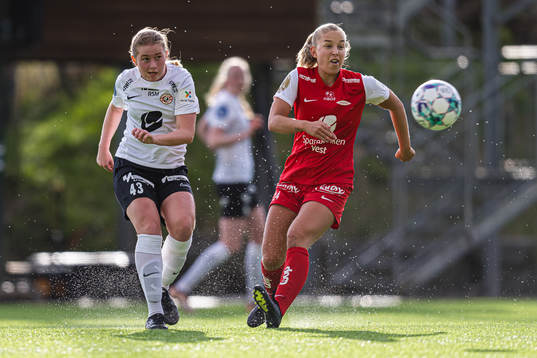 Malin Book Dalsgård of Arna-Bjørnar and Rikke Bogetveit