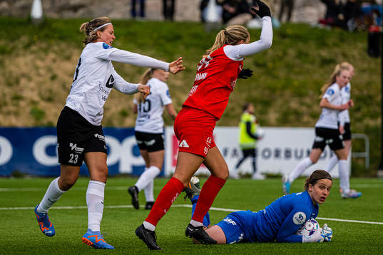 Lena Soleng Hansen of Arna-Bjørnar and Maria Dybwad