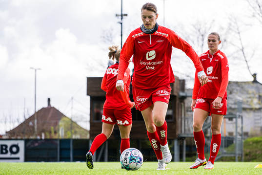 Rakel Engesvik of Brann warms up
