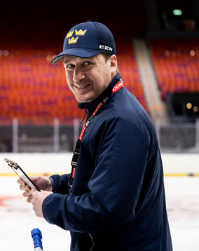 Head coach Sam Hallam of Sweden at a practice session